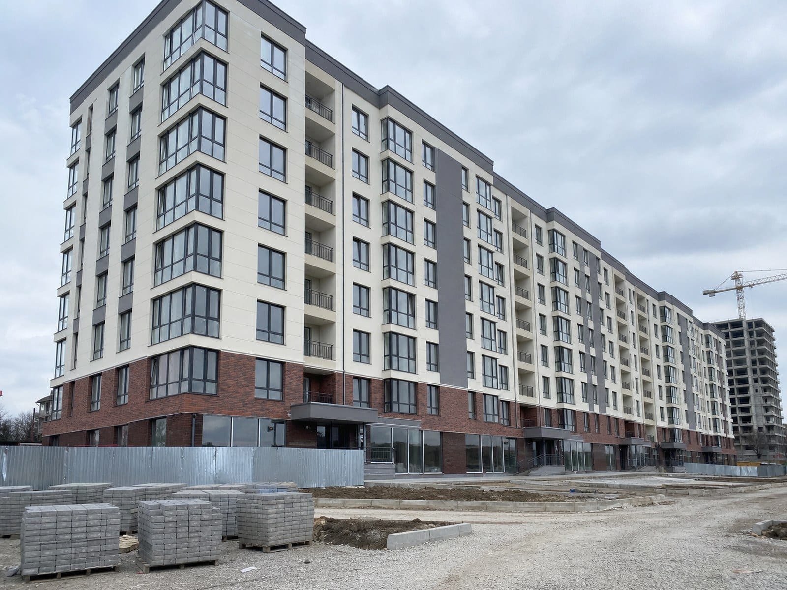 Complex locativ nou în Durlești cu fațadă termoizolată, placare cu clincher și accente grafit