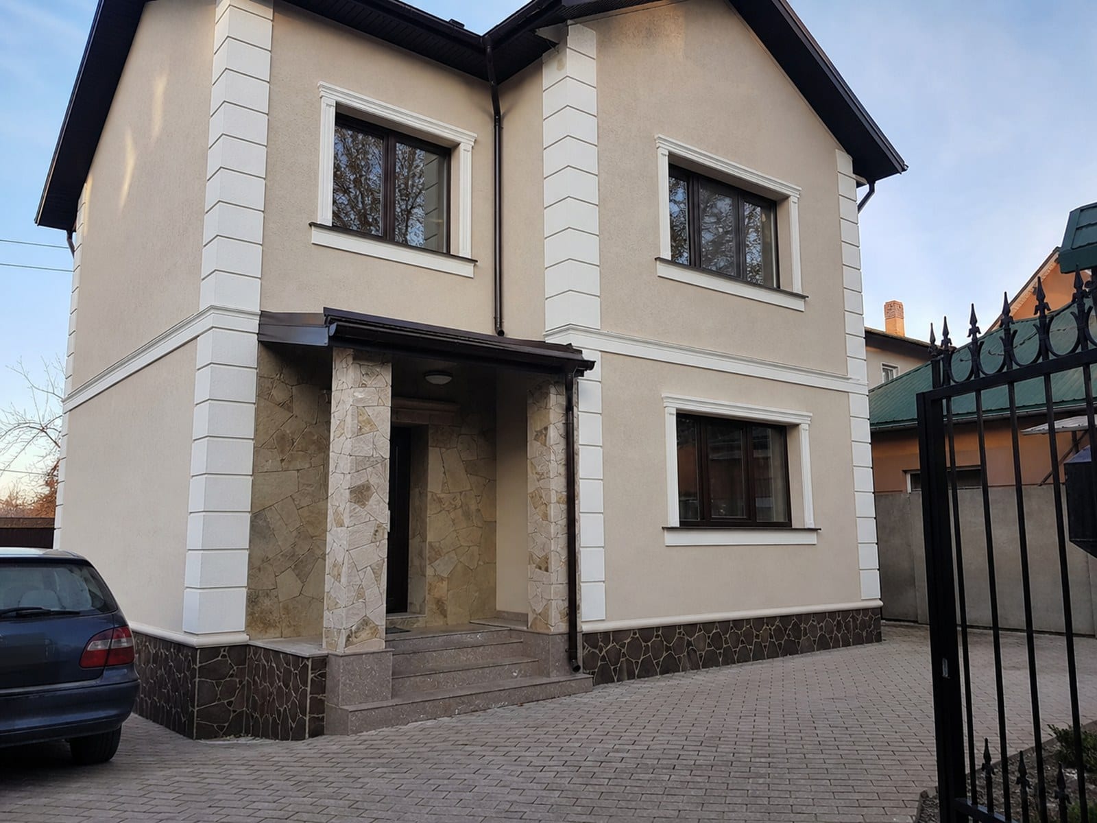 Casă suburbană la Telecentru cu inserții de piatră, bosaje și finisare complexă a fațadei